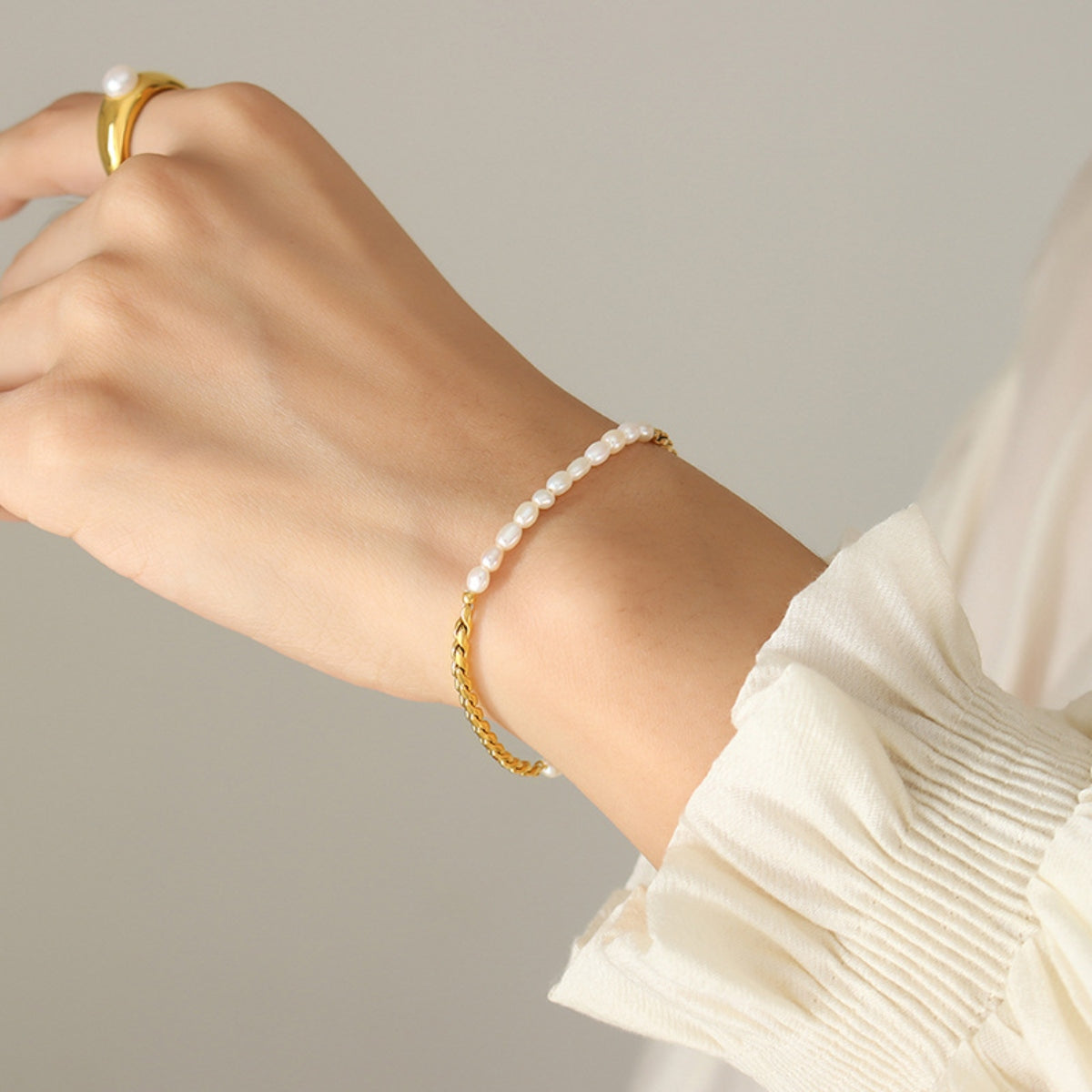 Sleek Pearl Bracelet